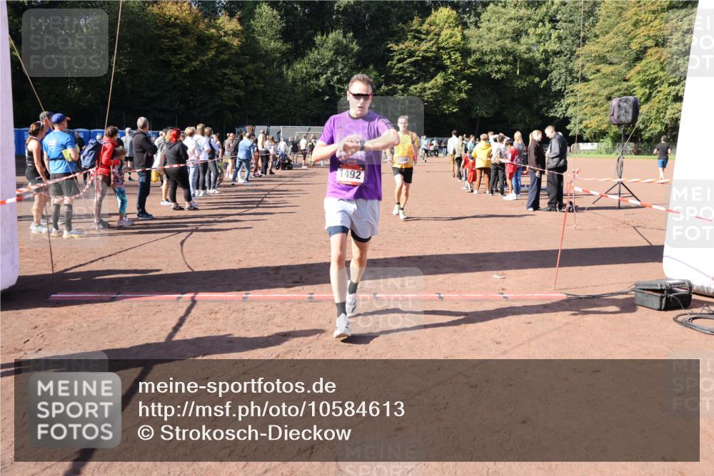 27.09.2026 - 35. Volkslauf durch das schöne Alstertal Strokosch-Dieckow http://msf.ph/oto/10584613 27.09.2026 11:51:24 Ziel 1129, 1486, 1492, 1496, 1519 meine-sportfotos.de
