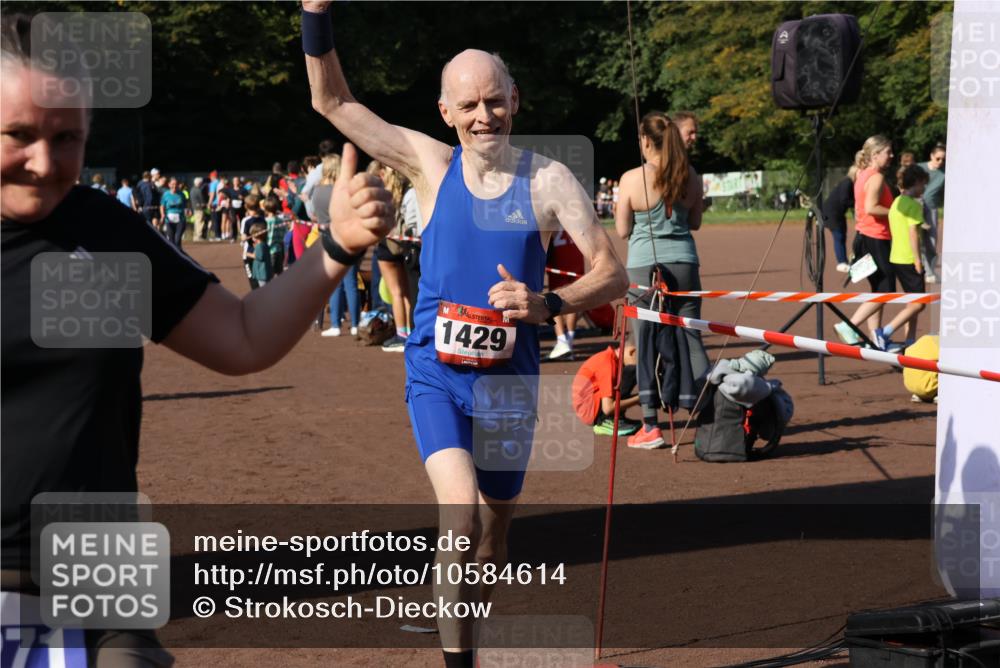 27.09.2026 - 35. Volkslauf durch das schöne Alstertal Strokosch-Dieckow http://msf.ph/oto/10584614 27.09.2026 11:35:27 Ziel 1429, 3131, 3271, 3303 meine-sportfotos.de
