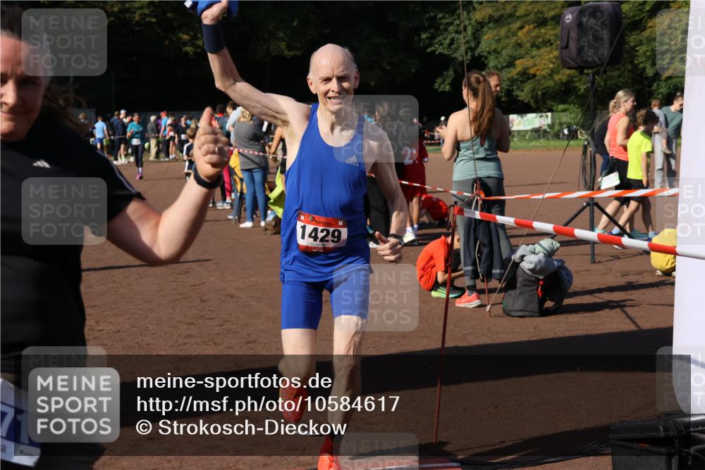 27.09.2026 - 35. Volkslauf durch das schöne Alstertal Strokosch-Dieckow http://msf.ph/oto/10584617 27.09.2026 11:35:27 Ziel 1429, 3131, 3271, 3303 meine-sportfotos.de