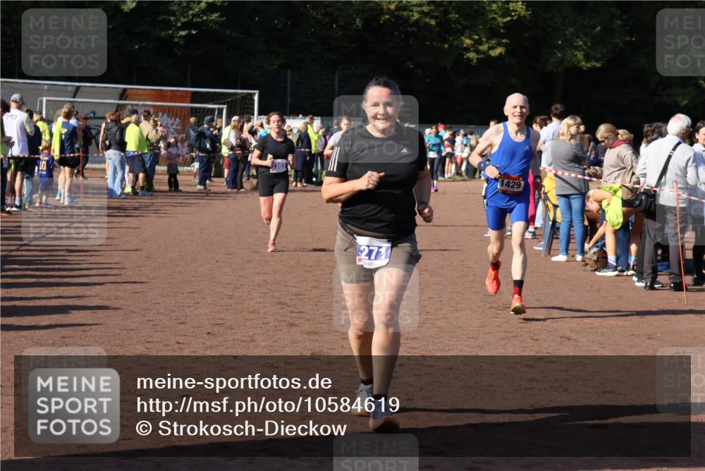 27.09.2026 - 35. Volkslauf durch das schöne Alstertal Strokosch-Dieckow http://msf.ph/oto/10584619 27.09.2026 11:35:25 Ziel 1429, 3131, 3271, 3303, 3349 meine-sportfotos.de