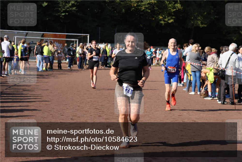 27.09.2026 - 35. Volkslauf durch das schöne Alstertal Strokosch-Dieckow http://msf.ph/oto/10584623 27.09.2026 11:35:25 Ziel 1429, 3131, 3271, 3303, 3349 meine-sportfotos.de