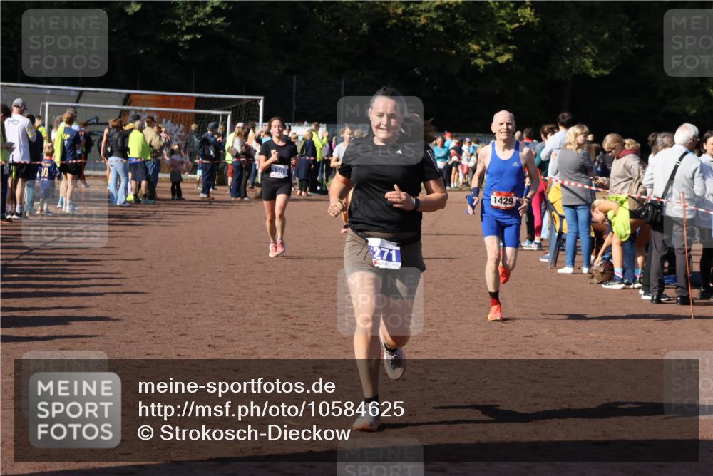 27.09.2026 - 35. Volkslauf durch das schöne Alstertal Strokosch-Dieckow http://msf.ph/oto/10584625 27.09.2026 11:35:25 Ziel 1429, 3131, 3271, 3303, 3349 meine-sportfotos.de