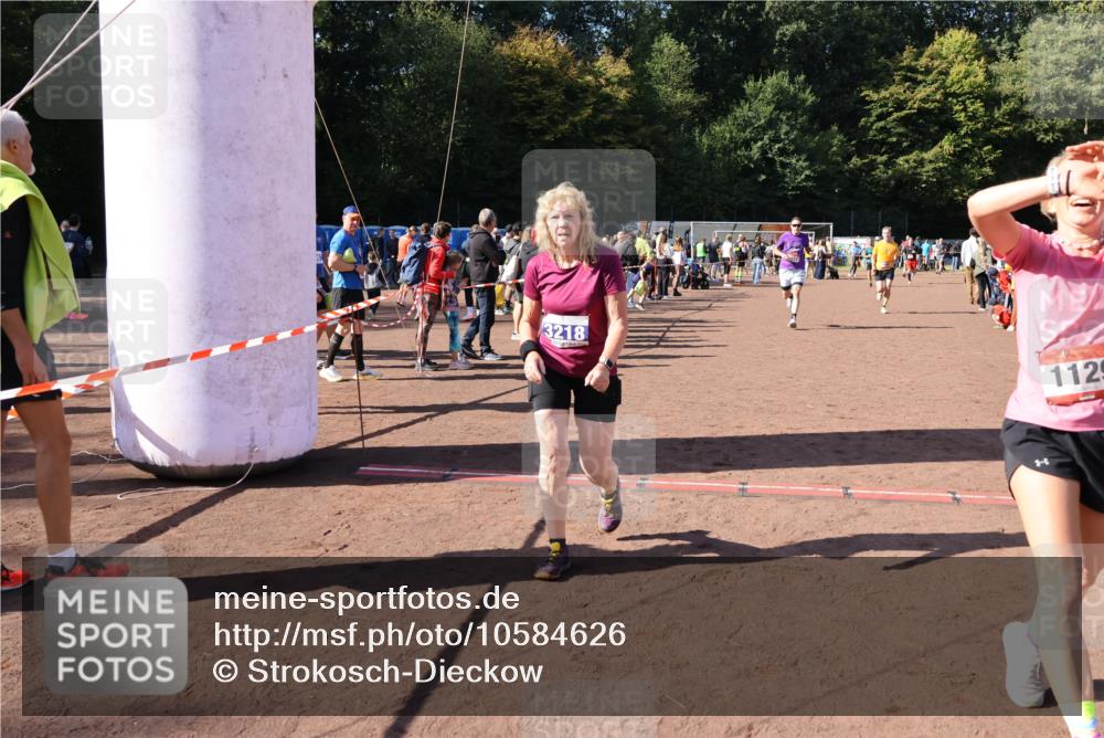 27.09.2026 - 35. Volkslauf durch das schöne Alstertal Strokosch-Dieckow http://msf.ph/oto/10584626 27.09.2026 11:51:21 Ziel 1129, 1492, 1496, 3023, 3218 meine-sportfotos.de