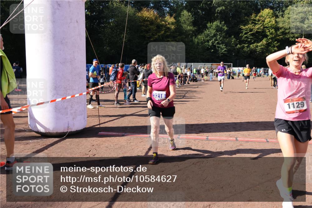 27.09.2026 - 35. Volkslauf durch das schöne Alstertal Strokosch-Dieckow http://msf.ph/oto/10584627 27.09.2026 11:51:21 Ziel 1129, 1492, 1496, 3023, 3218 meine-sportfotos.de