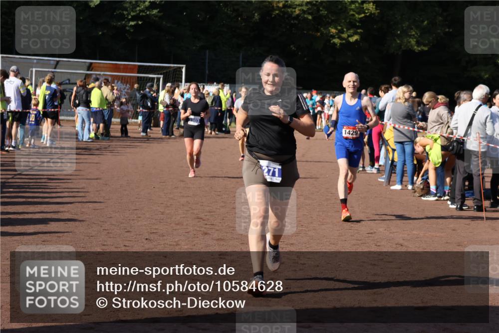 27.09.2026 - 35. Volkslauf durch das schöne Alstertal Strokosch-Dieckow http://msf.ph/oto/10584628 27.09.2026 11:35:25 Ziel 1429, 3131, 3271, 3303, 3349 meine-sportfotos.de