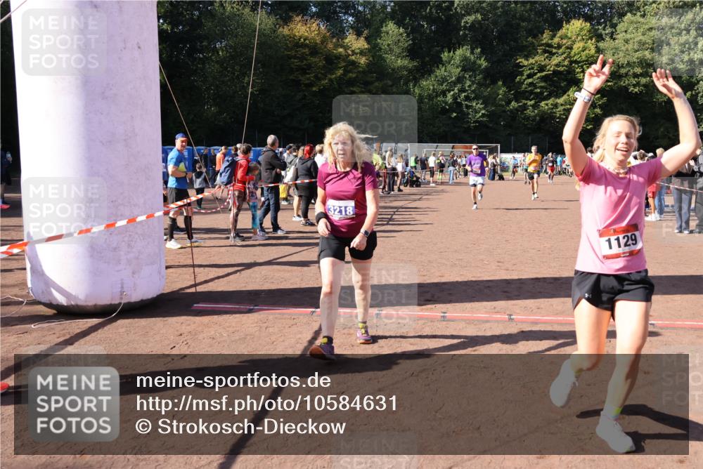 27.09.2026 - 35. Volkslauf durch das schöne Alstertal Strokosch-Dieckow http://msf.ph/oto/10584631 27.09.2026 11:51:21 Ziel 1129, 1492, 1496, 3023, 3218 meine-sportfotos.de