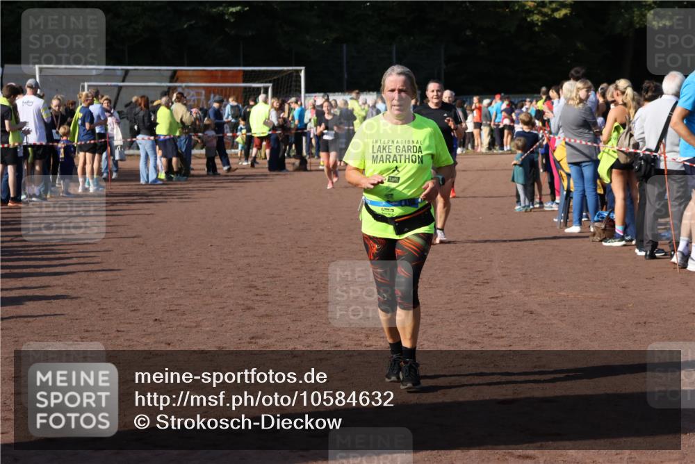 27.09.2026 - 35. Volkslauf durch das schöne Alstertal Strokosch-Dieckow http://msf.ph/oto/10584632 27.09.2026 11:35:21 Ziel 1429, 3271, 3349 meine-sportfotos.de