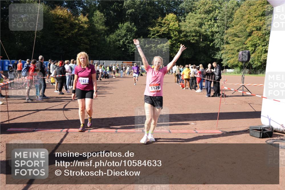27.09.2026 - 35. Volkslauf durch das schöne Alstertal Strokosch-Dieckow http://msf.ph/oto/10584633 27.09.2026 11:51:20 Ziel 1129, 1492, 1496, 3023, 3218 meine-sportfotos.de