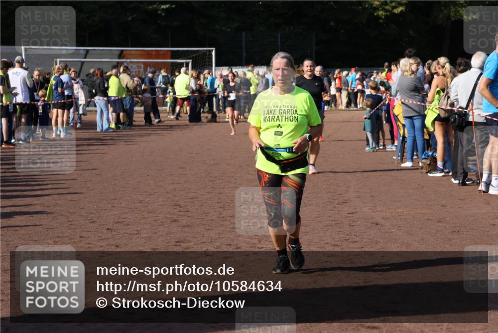 27.09.2026 - 35. Volkslauf durch das schöne Alstertal Strokosch-Dieckow http://msf.ph/oto/10584634 27.09.2026 11:35:21 Ziel 1429, 3271, 3349 meine-sportfotos.de