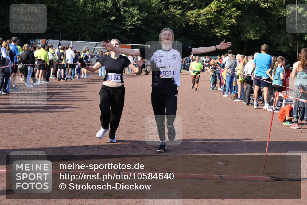 27.09.2026 - 35. Volkslauf durch das schöne Alstertal Strokosch-Dieckow http://msf.ph/oto/10584640 27.09.2026 11:35:14 Ziel 3079, 3080, 3349 meine-sportfotos.de
