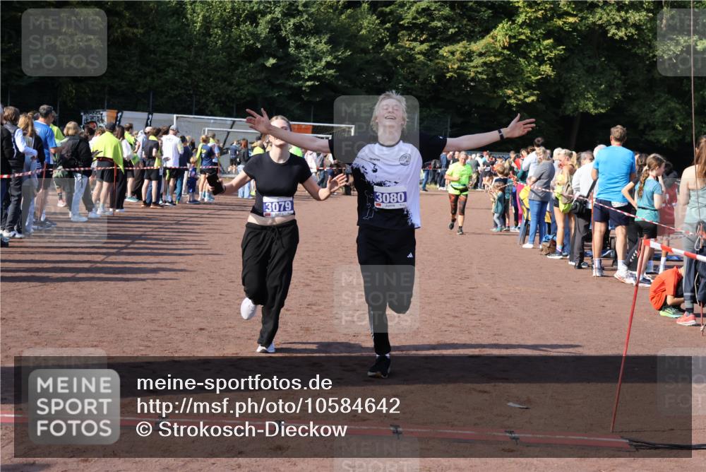 27.09.2026 - 35. Volkslauf durch das schöne Alstertal Strokosch-Dieckow http://msf.ph/oto/10584642 27.09.2026 11:35:14 Ziel 3079, 3080, 3349 meine-sportfotos.de