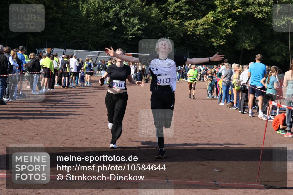 27.09.2026 - 35. Volkslauf durch das schöne Alstertal Strokosch-Dieckow http://msf.ph/oto/10584644 27.09.2026 11:35:14 Ziel 3079, 3080, 3349 meine-sportfotos.de