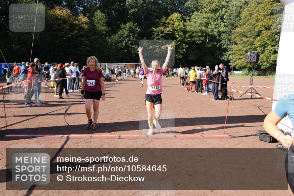 27.09.2026 - 35. Volkslauf durch das schöne Alstertal Strokosch-Dieckow http://msf.ph/oto/10584645 27.09.2026 11:51:20 Ziel 1129, 1492, 1496, 3023, 3218 meine-sportfotos.de