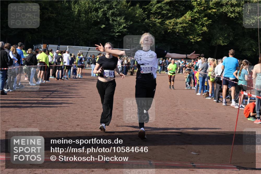 27.09.2026 - 35. Volkslauf durch das schöne Alstertal Strokosch-Dieckow http://msf.ph/oto/10584646 27.09.2026 11:35:14 Ziel 3079, 3080, 3349 meine-sportfotos.de