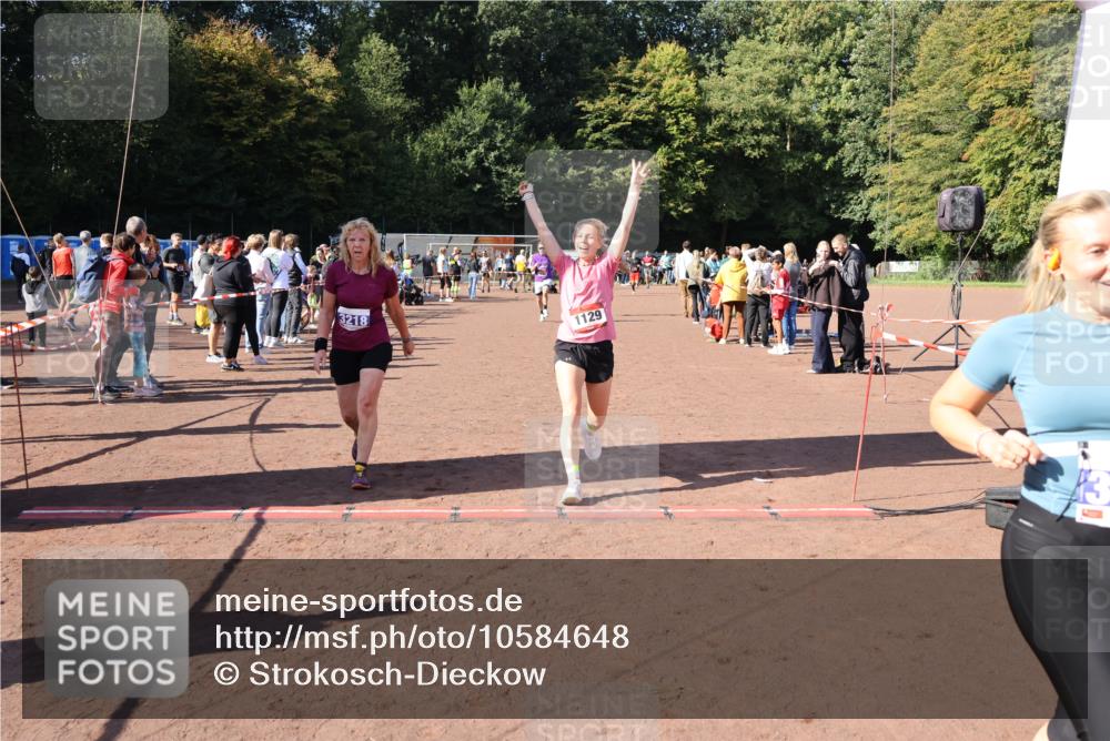27.09.2026 - 35. Volkslauf durch das schöne Alstertal Strokosch-Dieckow http://msf.ph/oto/10584648 27.09.2026 11:51:20 Ziel 1129, 1492, 1496, 3023, 3218 meine-sportfotos.de