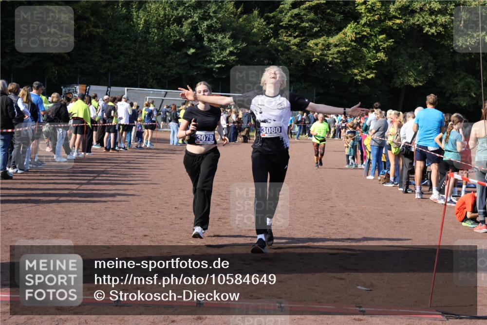 27.09.2026 - 35. Volkslauf durch das schöne Alstertal Strokosch-Dieckow http://msf.ph/oto/10584649 27.09.2026 11:35:14 Ziel 3079, 3080, 3349 meine-sportfotos.de
