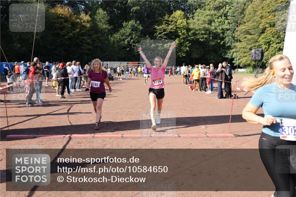 27.09.2026 - 35. Volkslauf durch das schöne Alstertal Strokosch-Dieckow http://msf.ph/oto/10584650 27.09.2026 11:51:20 Ziel 1129, 1492, 1496, 3023, 3218 meine-sportfotos.de