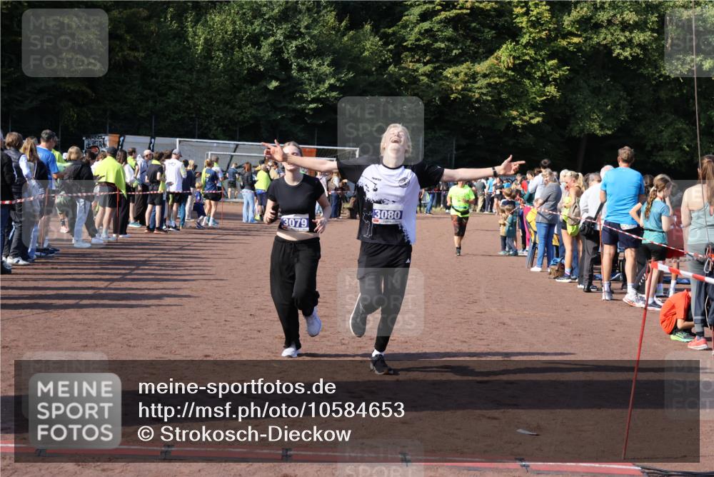 27.09.2026 - 35. Volkslauf durch das schöne Alstertal Strokosch-Dieckow http://msf.ph/oto/10584653 27.09.2026 11:35:14 Ziel 3079, 3080, 3349 meine-sportfotos.de