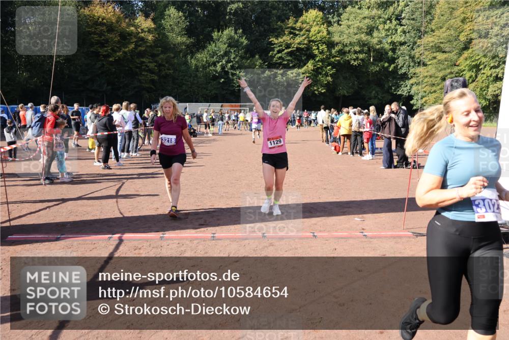 27.09.2026 - 35. Volkslauf durch das schöne Alstertal Strokosch-Dieckow http://msf.ph/oto/10584654 27.09.2026 11:51:19 Ziel 1129, 1492, 1496, 3023, 3218 meine-sportfotos.de