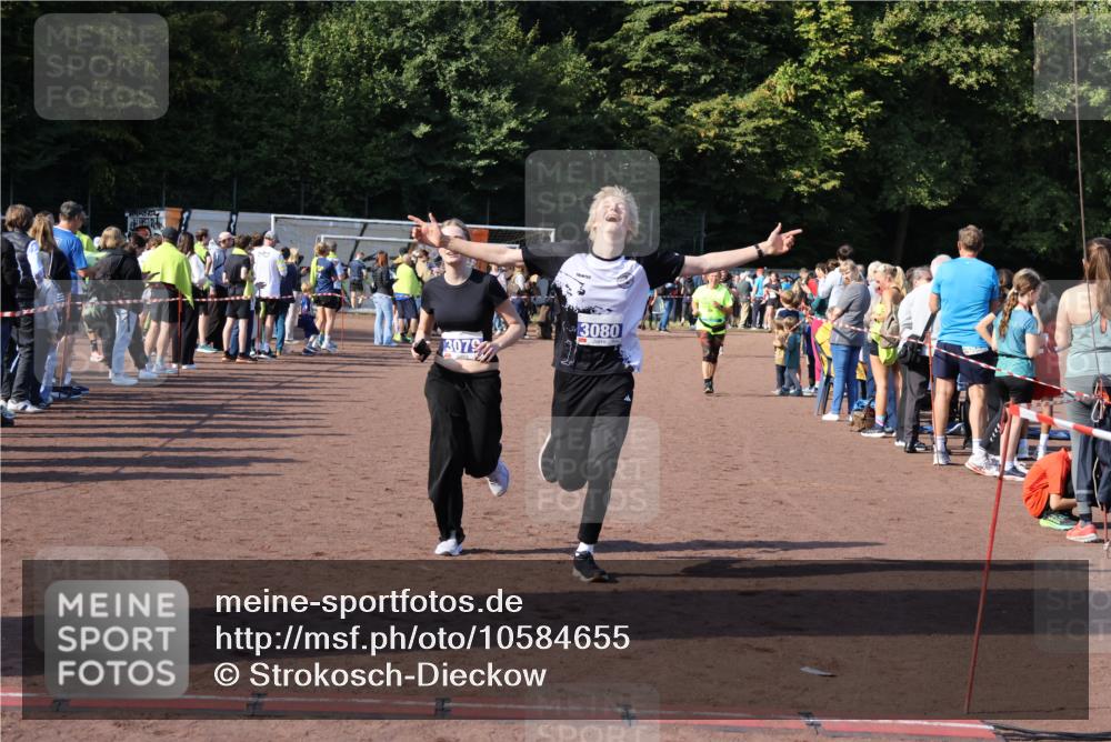 27.09.2026 - 35. Volkslauf durch das schöne Alstertal Strokosch-Dieckow http://msf.ph/oto/10584655 27.09.2026 11:35:13 Ziel 3079, 3080 meine-sportfotos.de