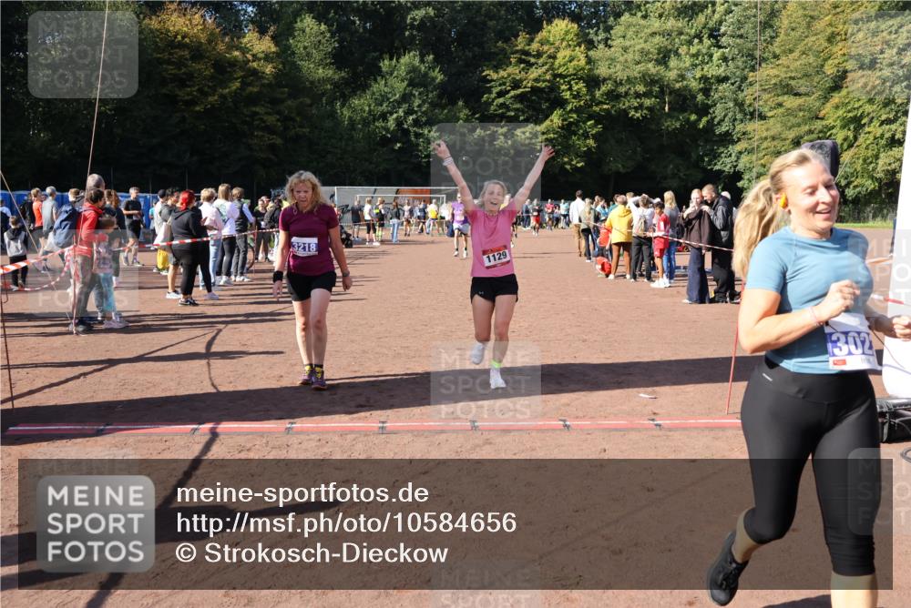 27.09.2026 - 35. Volkslauf durch das schöne Alstertal Strokosch-Dieckow http://msf.ph/oto/10584656 27.09.2026 11:51:19 Ziel 1129, 1492, 1496, 3023, 3218 meine-sportfotos.de