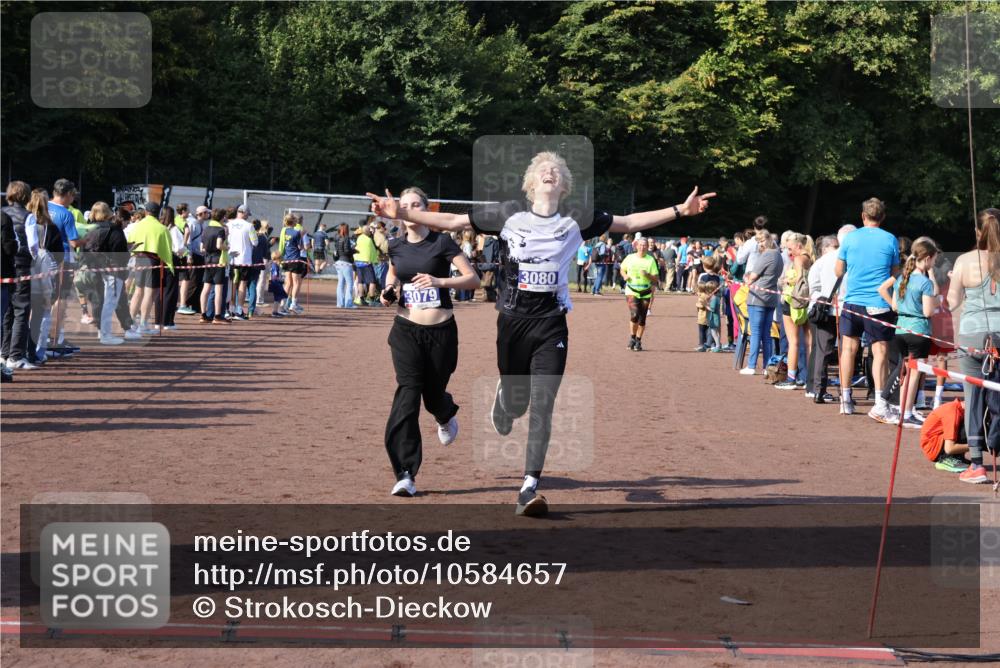 27.09.2026 - 35. Volkslauf durch das schöne Alstertal Strokosch-Dieckow http://msf.ph/oto/10584657 27.09.2026 11:35:13 Ziel 3079, 3080 meine-sportfotos.de