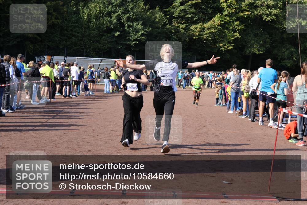 27.09.2026 - 35. Volkslauf durch das schöne Alstertal Strokosch-Dieckow http://msf.ph/oto/10584660 27.09.2026 11:35:13 Ziel 3079, 3080 meine-sportfotos.de