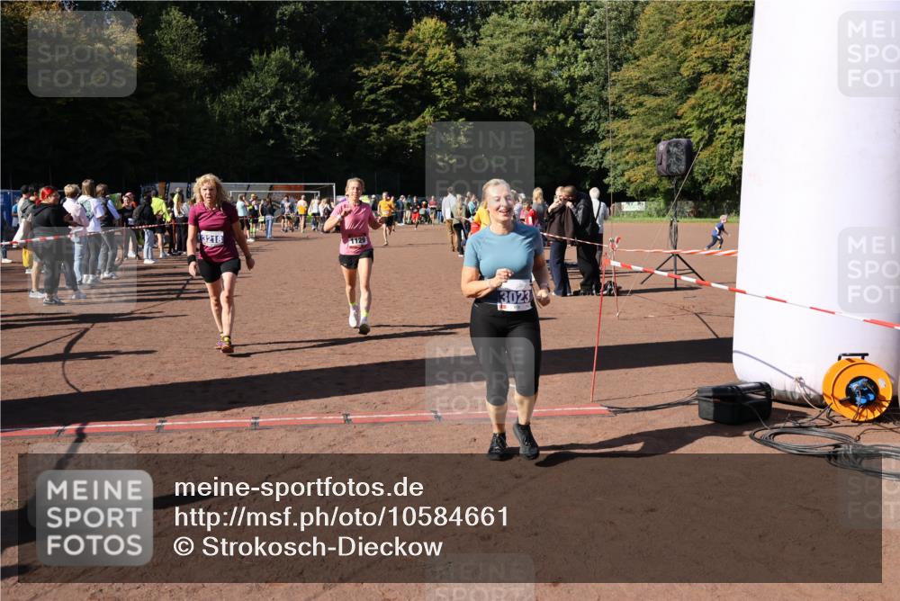 27.09.2026 - 35. Volkslauf durch das schöne Alstertal Strokosch-Dieckow http://msf.ph/oto/10584661 27.09.2026 11:51:19 Ziel 1129, 1492, 1496, 3023, 3218 meine-sportfotos.de