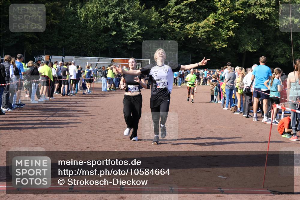 27.09.2026 - 35. Volkslauf durch das schöne Alstertal Strokosch-Dieckow http://msf.ph/oto/10584664 27.09.2026 11:35:13 Ziel 3079, 3080 meine-sportfotos.de