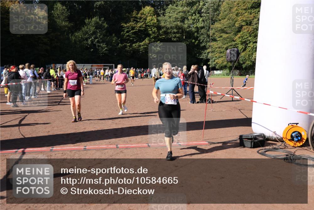 27.09.2026 - 35. Volkslauf durch das schöne Alstertal Strokosch-Dieckow http://msf.ph/oto/10584665 27.09.2026 11:51:18 Ziel 1129, 1492, 1496, 3023, 3218 meine-sportfotos.de
