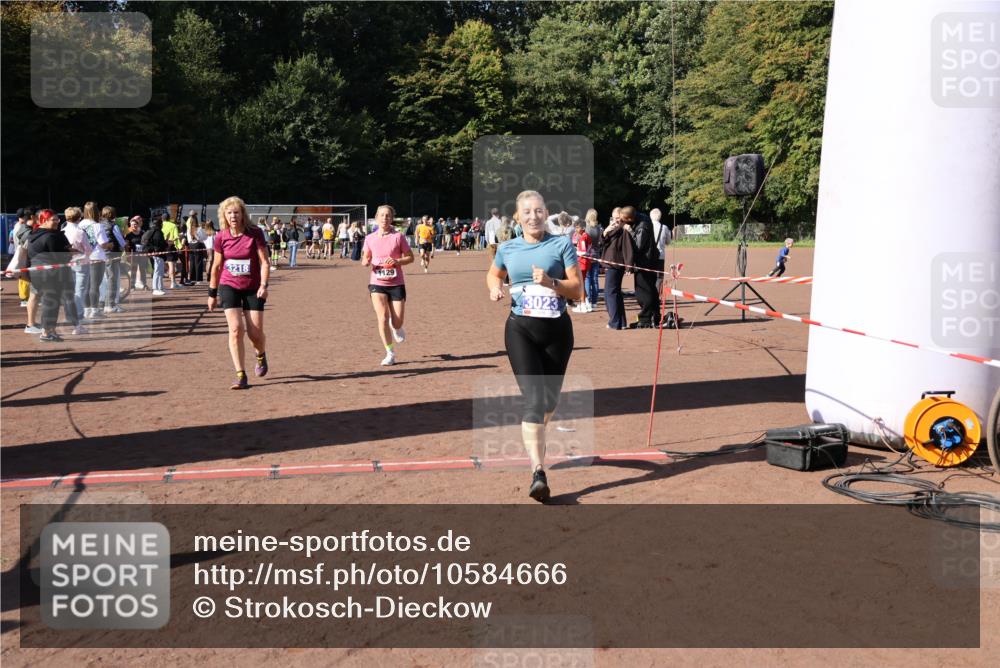 27.09.2026 - 35. Volkslauf durch das schöne Alstertal Strokosch-Dieckow http://msf.ph/oto/10584666 27.09.2026 11:51:18 Ziel 1129, 1492, 1496, 3023, 3218 meine-sportfotos.de