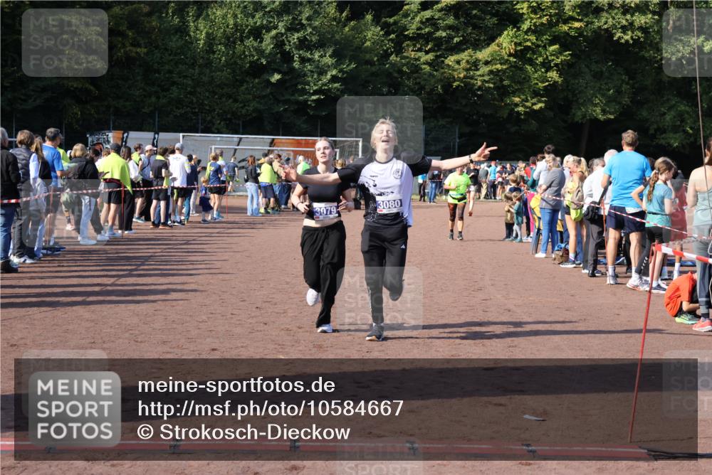 27.09.2026 - 35. Volkslauf durch das schöne Alstertal Strokosch-Dieckow http://msf.ph/oto/10584667 27.09.2026 11:35:13 Ziel 3079, 3080 meine-sportfotos.de