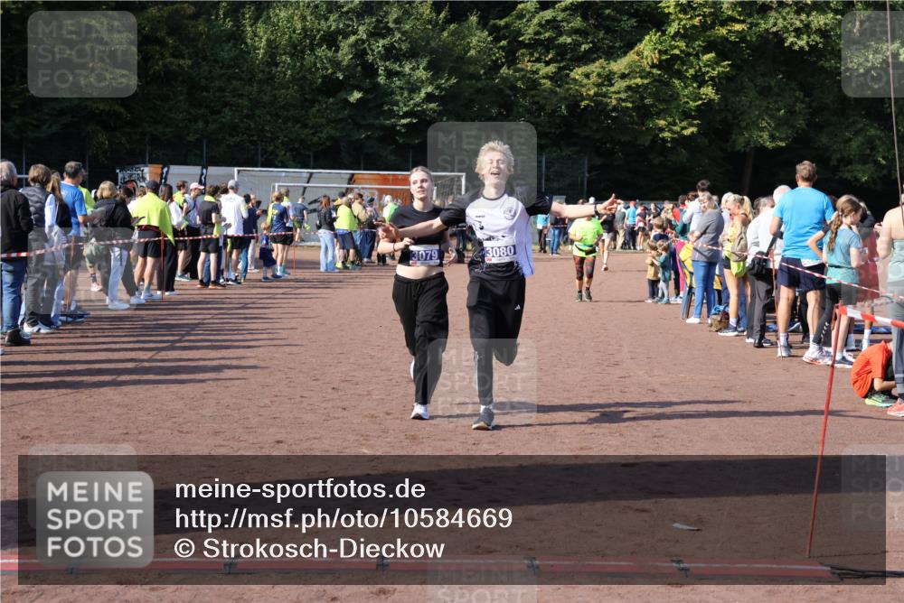 27.09.2026 - 35. Volkslauf durch das schöne Alstertal Strokosch-Dieckow http://msf.ph/oto/10584669 27.09.2026 11:35:13 Ziel 3079, 3080 meine-sportfotos.de