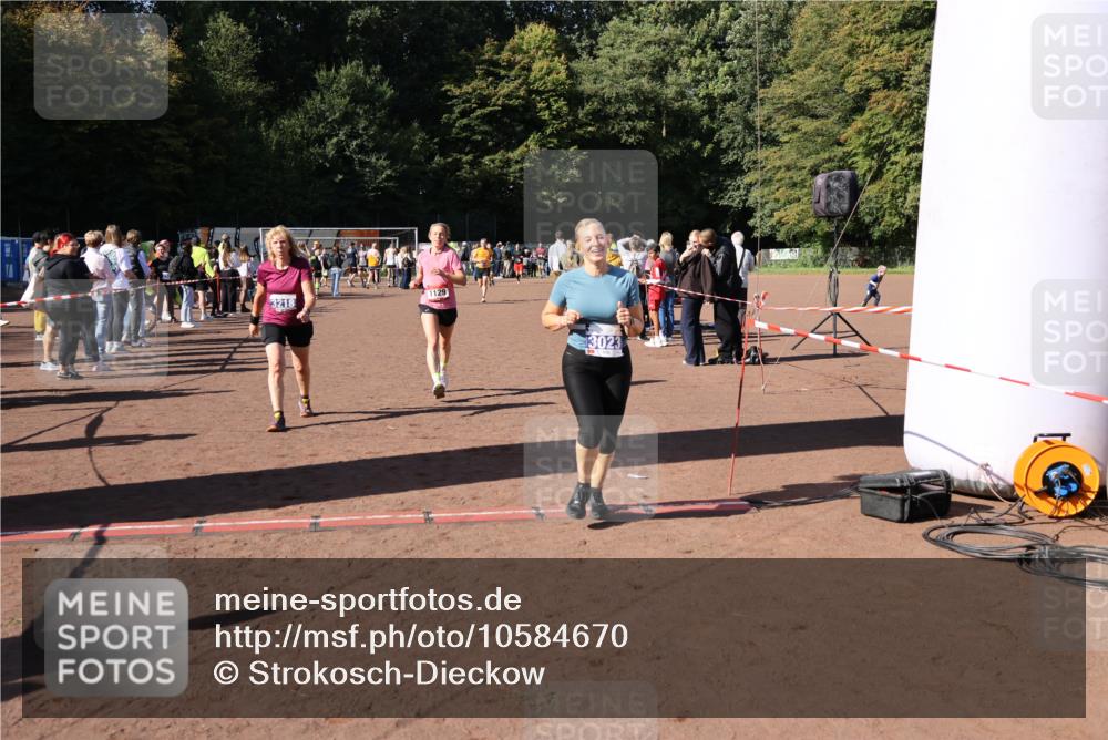 27.09.2026 - 35. Volkslauf durch das schöne Alstertal Strokosch-Dieckow http://msf.ph/oto/10584670 27.09.2026 11:51:18 Ziel 1129, 1492, 1496, 3023, 3218 meine-sportfotos.de