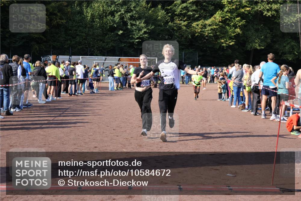 27.09.2026 - 35. Volkslauf durch das schöne Alstertal Strokosch-Dieckow http://msf.ph/oto/10584672 27.09.2026 11:35:13 Ziel 3079, 3080 meine-sportfotos.de