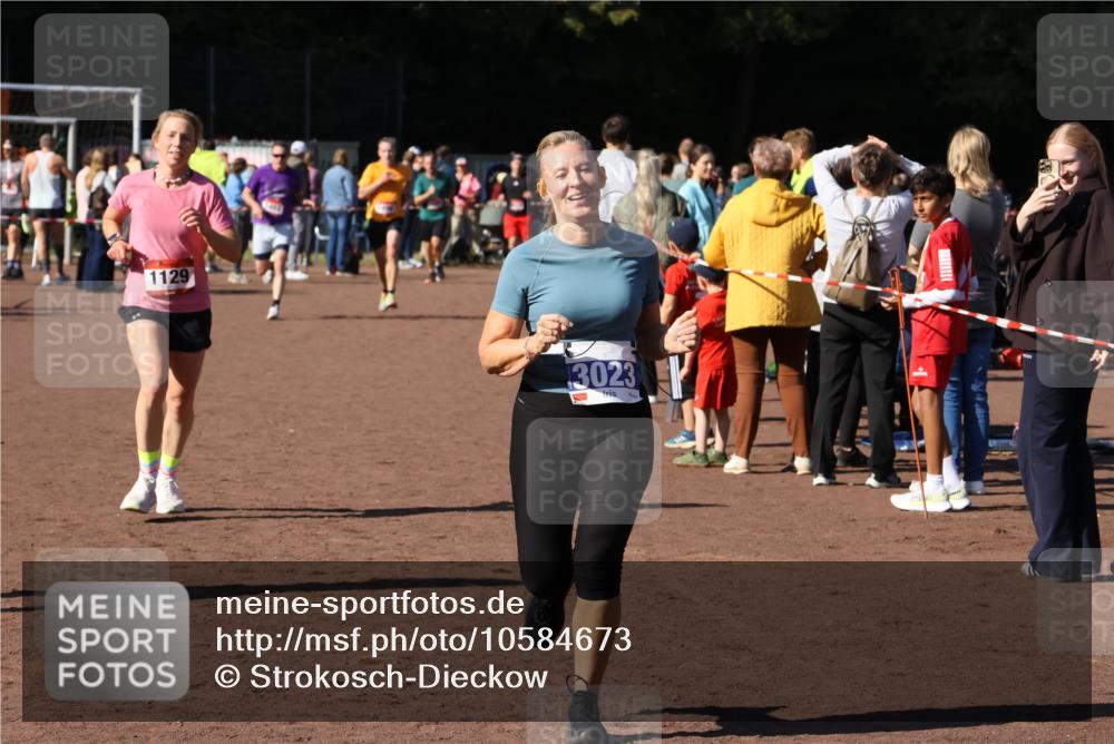 27.09.2026 - 35. Volkslauf durch das schöne Alstertal Strokosch-Dieckow http://msf.ph/oto/10584673 27.09.2026 11:51:17 Ziel 1129, 1492, 1496, 3023, 3218 meine-sportfotos.de