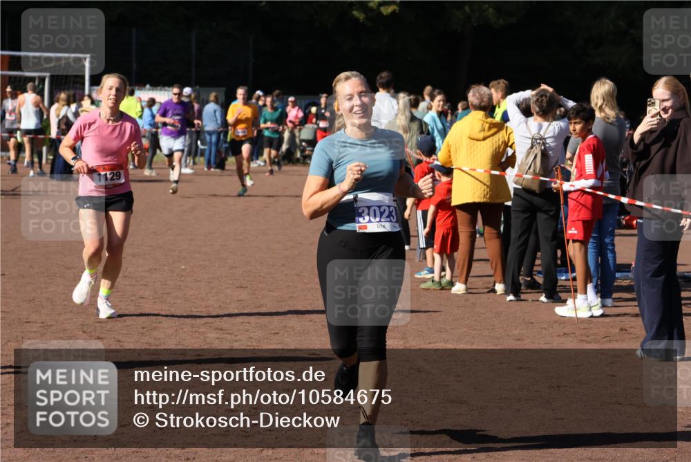 27.09.2026 - 35. Volkslauf durch das schöne Alstertal Strokosch-Dieckow http://msf.ph/oto/10584675 27.09.2026 11:51:17 Ziel 1129, 1492, 1496, 3023, 3218 meine-sportfotos.de