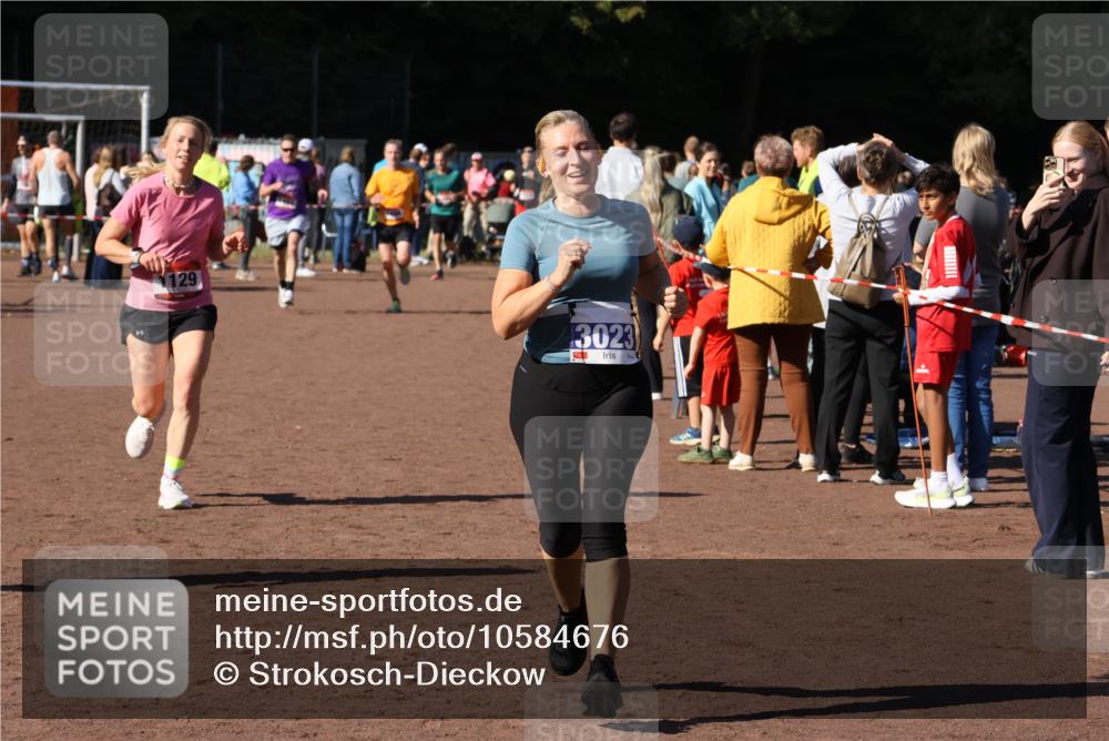 27.09.2026 - 35. Volkslauf durch das schöne Alstertal Strokosch-Dieckow http://msf.ph/oto/10584676 27.09.2026 11:51:17 Ziel 1129, 1492, 1496, 3023, 3218 meine-sportfotos.de