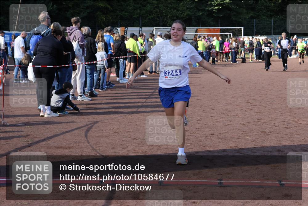 27.09.2026 - 35. Volkslauf durch das schöne Alstertal Strokosch-Dieckow http://msf.ph/oto/10584677 27.09.2026 11:35:06 Ziel 3079, 3080, 3132, 3244 meine-sportfotos.de