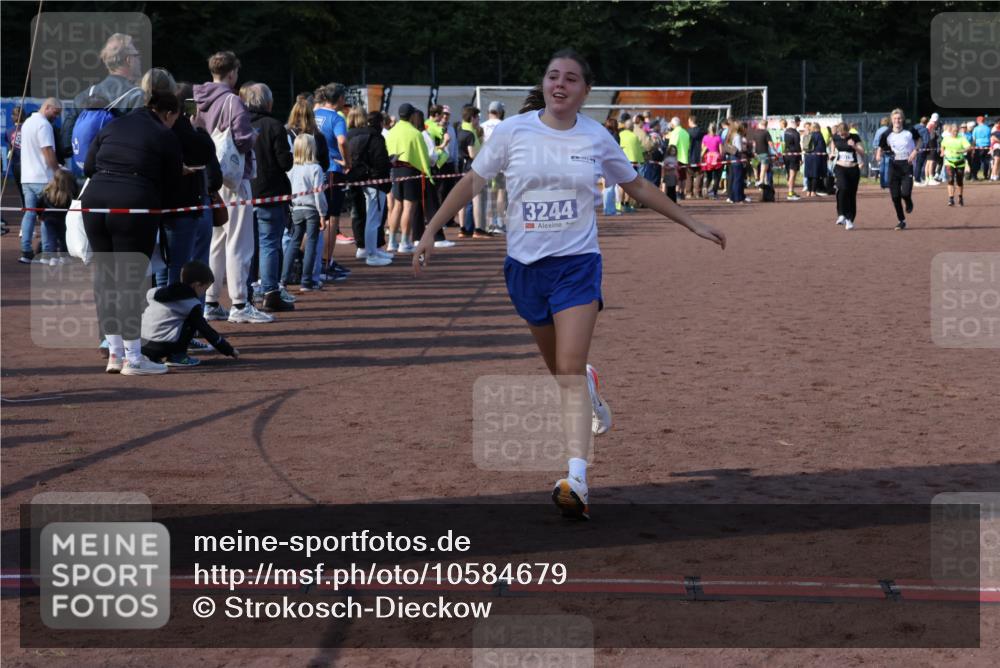 27.09.2026 - 35. Volkslauf durch das schöne Alstertal Strokosch-Dieckow http://msf.ph/oto/10584679 27.09.2026 11:35:06 Ziel 3079, 3080, 3132, 3244 meine-sportfotos.de