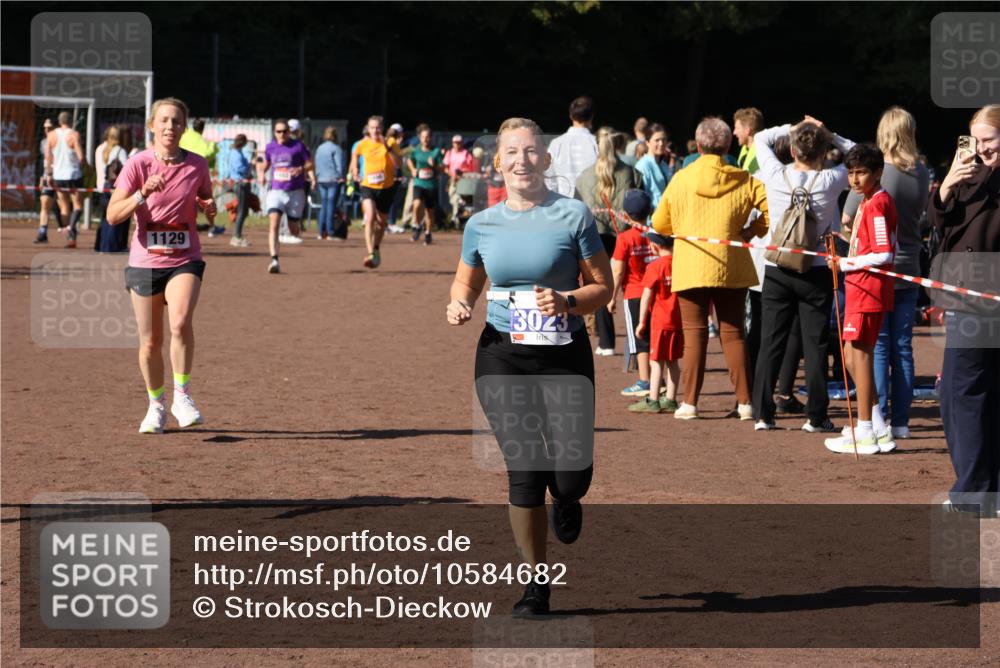 27.09.2026 - 35. Volkslauf durch das schöne Alstertal Strokosch-Dieckow http://msf.ph/oto/10584682 27.09.2026 11:51:16 Ziel 1129, 1492, 3023, 3218 meine-sportfotos.de