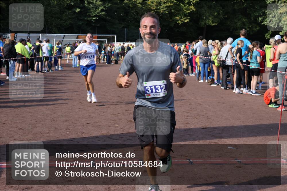 27.09.2026 - 35. Volkslauf durch das schöne Alstertal Strokosch-Dieckow http://msf.ph/oto/10584684 27.09.2026 11:35:05 Ziel 3132, 3244, 3999 meine-sportfotos.de