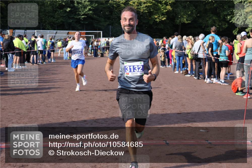 27.09.2026 - 35. Volkslauf durch das schöne Alstertal Strokosch-Dieckow http://msf.ph/oto/10584685 27.09.2026 11:35:05 Ziel 3132, 3244, 3999 meine-sportfotos.de