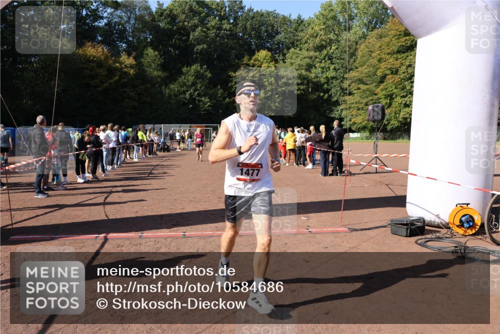 27.09.2026 - 35. Volkslauf durch das schöne Alstertal Strokosch-Dieckow http://msf.ph/oto/10584686 27.09.2026 11:51:12 Ziel 1129, 1477, 3023, 3218 meine-sportfotos.de
