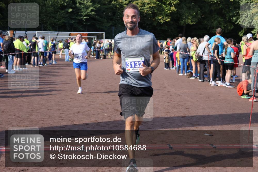 27.09.2026 - 35. Volkslauf durch das schöne Alstertal Strokosch-Dieckow http://msf.ph/oto/10584688 27.09.2026 11:35:05 Ziel 3132, 3244, 3999 meine-sportfotos.de