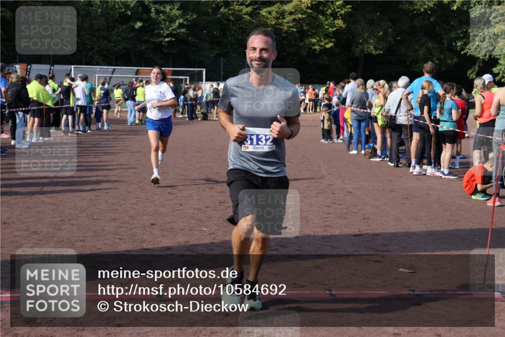 27.09.2026 - 35. Volkslauf durch das schöne Alstertal Strokosch-Dieckow http://msf.ph/oto/10584692 27.09.2026 11:35:05 Ziel 3132, 3244, 3999 meine-sportfotos.de