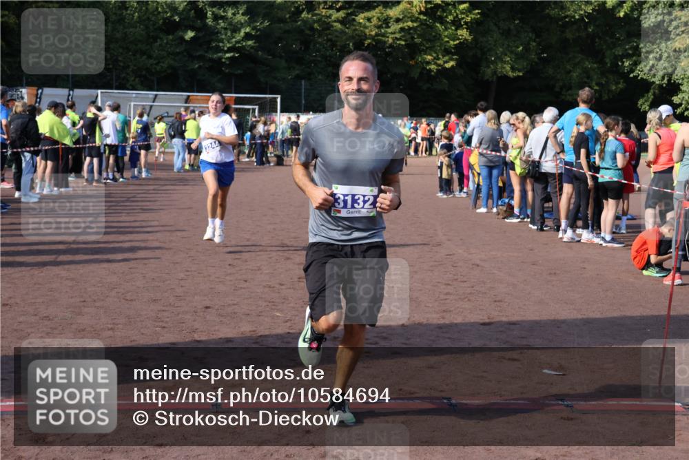 27.09.2026 - 35. Volkslauf durch das schöne Alstertal Strokosch-Dieckow http://msf.ph/oto/10584694 27.09.2026 11:35:04 Ziel 3132, 3244, 3999 meine-sportfotos.de