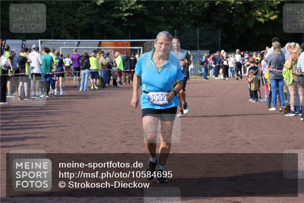 27.09.2026 - 35. Volkslauf durch das schöne Alstertal Strokosch-Dieckow http://msf.ph/oto/10584695 27.09.2026 11:35:00 Ziel 3132, 3244, 3999 meine-sportfotos.de