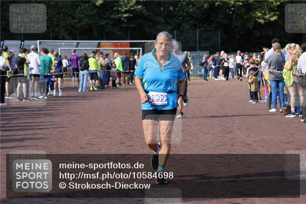 27.09.2026 - 35. Volkslauf durch das schöne Alstertal Strokosch-Dieckow http://msf.ph/oto/10584698 27.09.2026 11:35:00 Ziel 3132, 3244, 3999 meine-sportfotos.de