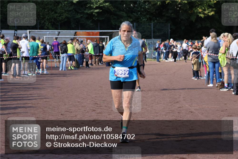 27.09.2026 - 35. Volkslauf durch das schöne Alstertal Strokosch-Dieckow http://msf.ph/oto/10584702 27.09.2026 11:35:00 Ziel 3132, 3244, 3999 meine-sportfotos.de